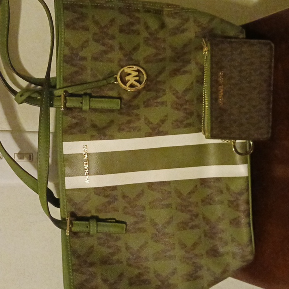 MICHAEL KORS HANDBAG AND CARDHOLDER